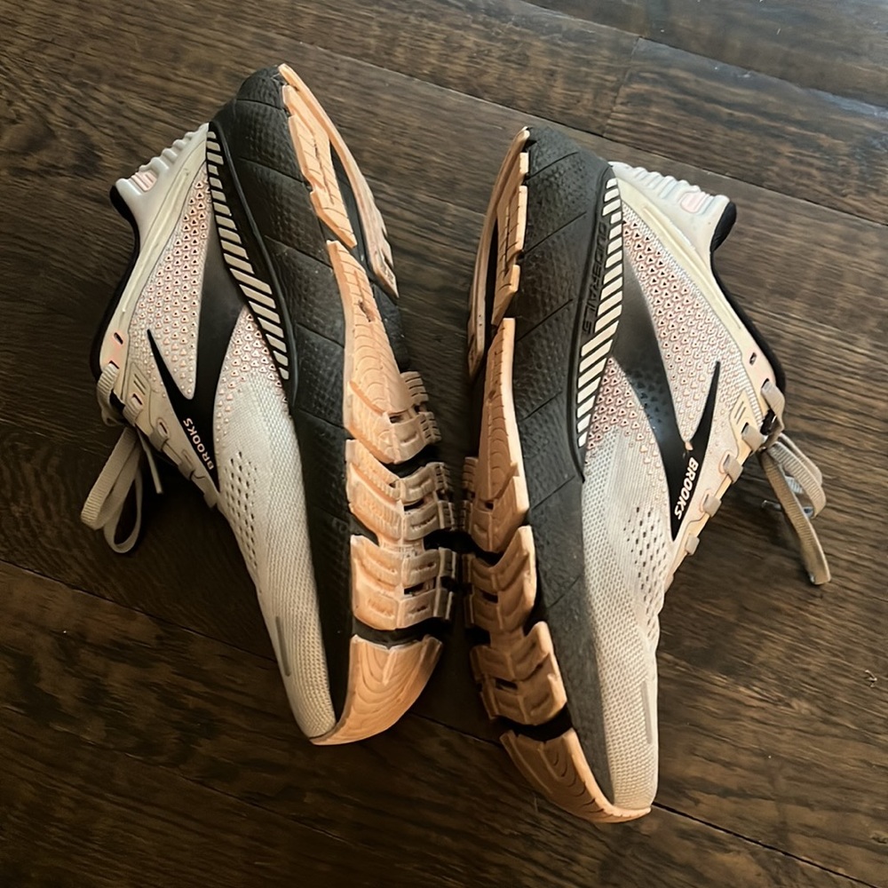 Brooks shoes women’s size 9